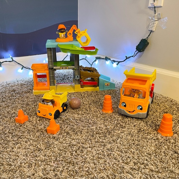 LIKE NEW FISHER PRICE CONSTRUCTION SITE SET - Picture 10 of 11